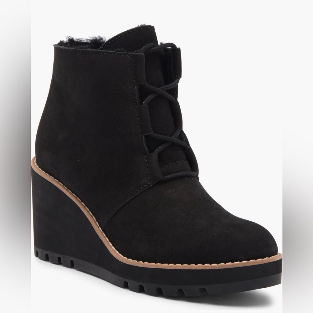 Eileen Fisher Alpine Genuine
Shearling Lined Boot Size 9